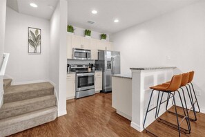 Microwave, dishwasher, high chair - 3 BD/ 2 BA/ Lucaya  Village (13-102) (Kissimmee)