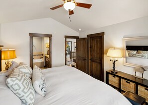 4 soverom, skrivebord, strykejern/-brett og reiseseng for barn