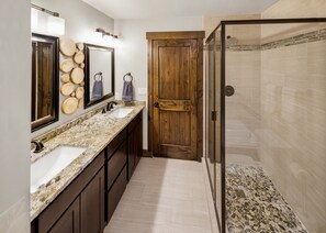 Combined shower/tub, hair dryer, towels, soap - PRIVATE hot tub, air hockey table + shuffle board table+ amazing views!  (Tabernash)