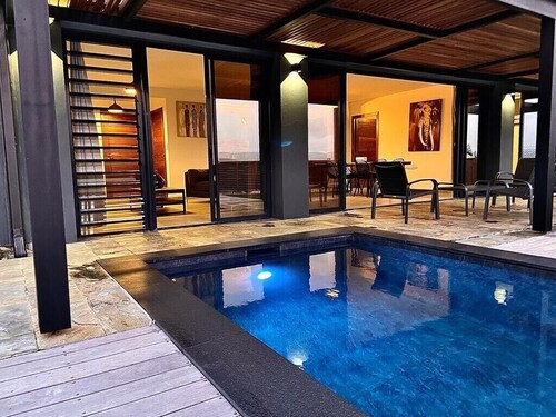 Villa Passion Cannelle de standing, piscine privée, vue mer et Ilets