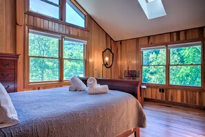 4 bedrooms, iron/ironing board, travel cot, free WiFi - Cold Creek Cottage | 5BR Family Retreat w/ Creek, Fire Pit & Biltmore Pass (Asheville)