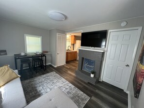 Living area - COZY COTTAGE NEAR CEDAR POINT/ KALAHARI /SUMMIT RACEWAY (Norwalk)