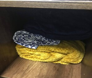 アパートメント クイーンベッド 1 台 | バスルーム | シャワー、タオル