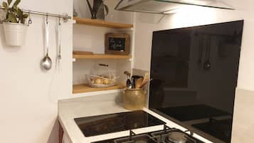 KĂŒhlschrank, Mikrowelle, Ofen, Herdplatte