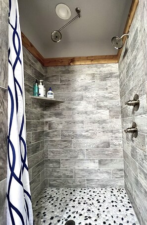 Douche, séchoir à cheveux, bidet, serviettes fournies
