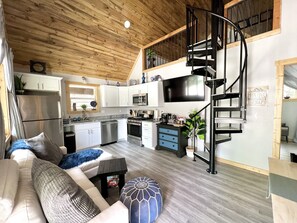 تلفزيون ذكي، مدفأة، كُتُب، مكتبة موسيقى