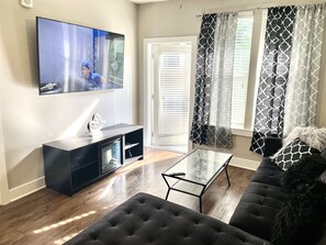 Living area - Midtown Unit w Free Parking (Atlanta)