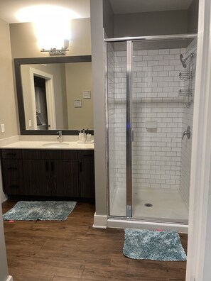 Combined shower/tub - Midtown Unit w Free Parking (Atlanta)