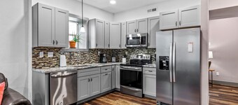 Spacious 2 BR★Sleep 4★Central Location★Parking