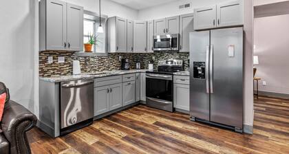 Spacious 2 BR★Sleep 4★Central Location★Parking