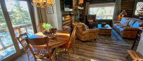 Smart-tv, een open haard, tafelvoetbal en boeken