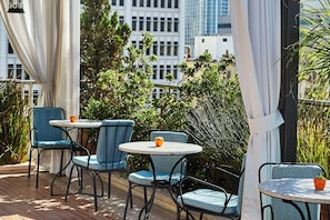 2 bars/lounges, rooftop bar