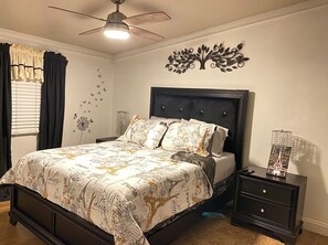 3 habitaciones, escritorio y tabla de planchar con plancha
