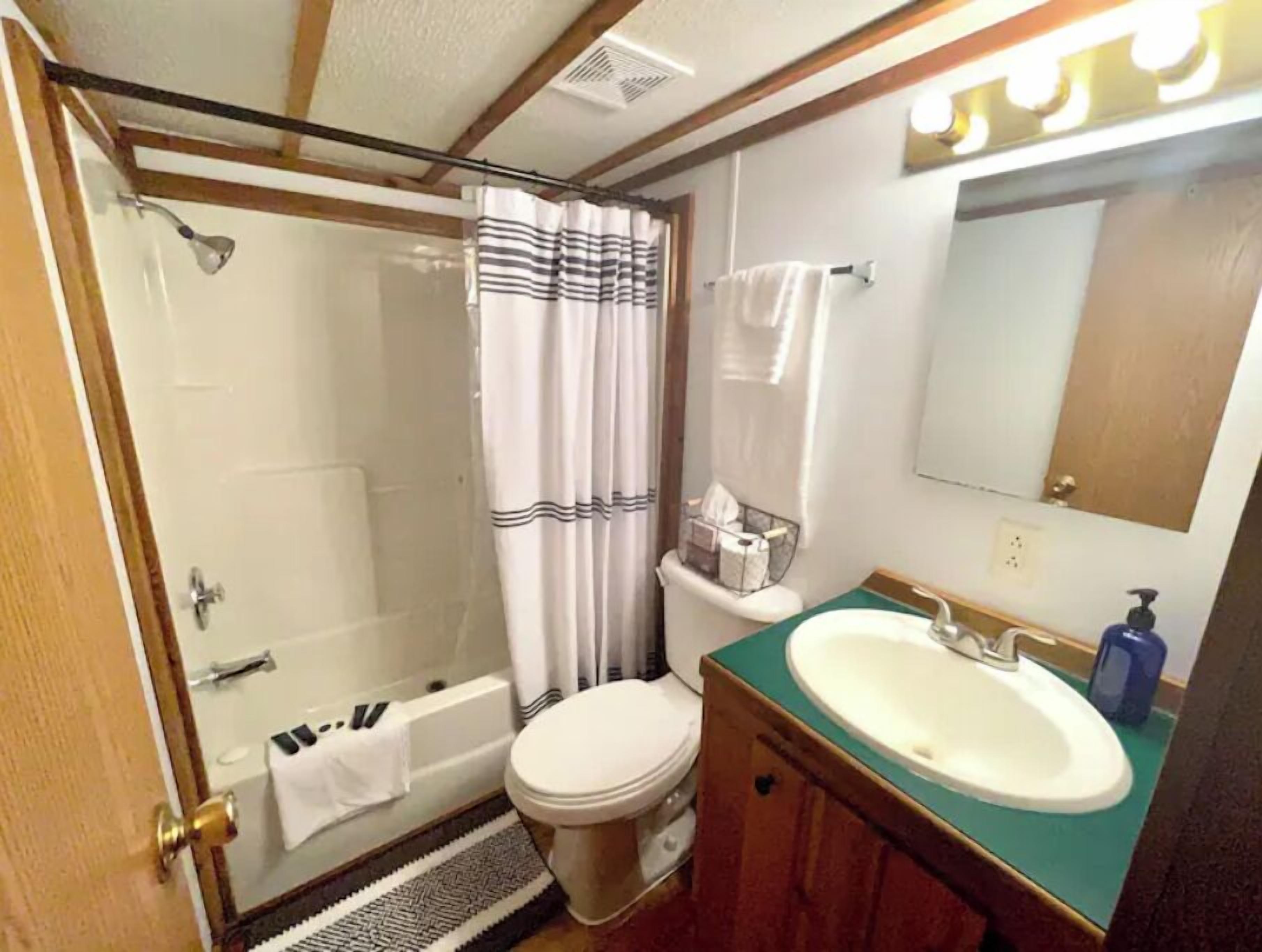 淋浴/盆浴组合、吹风机、毛巾、肥皂