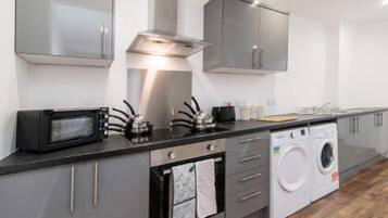 Studio, 2 Twin Beds | Private kitchen | Fridge, microwave, oven, stovetop