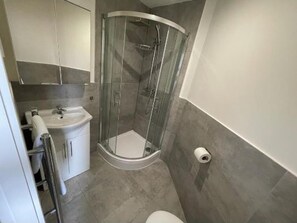 Studio, 2 Einzelbetten | Badezimmer | Badewanne und Dusche (separat), Komfortbadewanne, Haartrockner