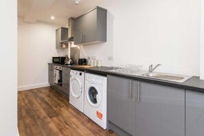 Studio, 2 Single Beds | Private kitchen | Fridge, microwave, oven, stovetop - Webberley Stylish Studio 9A Twin Bed (Stoke-on-Trent)