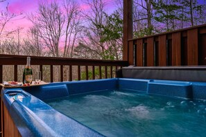 Outdoor spa tub - Luxury Honeymoon Cabin with Private Indoor Pool, Arcade, Hot Tub, BBQ (Sevierville)