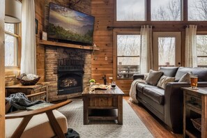 Smart TV, chimenea, videojuegos y biblioteca musical 