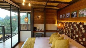 A bedroom with a large bed, wooden ceiling, and a view of the outdoors. - Natubri Ecohotel (San Francisco)
