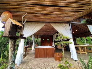 Couples treatment rooms, sauna, mud baths, hot stone massages, massages