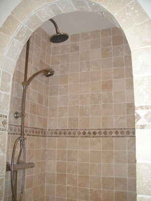 Douche, sèche-cheveux, serviettes fournies