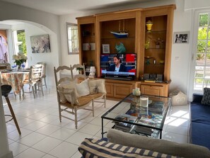 TV connectée, lecteur de DVD, livres, chaßne hi-fi
