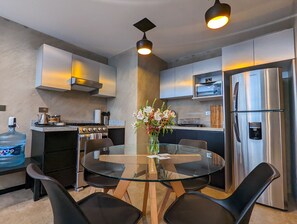 Réfrigérateur, micro-ondes, four, plaque de cuisson