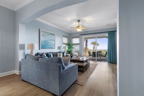 Télévision, lecteur de DVD, livres, médiathèque