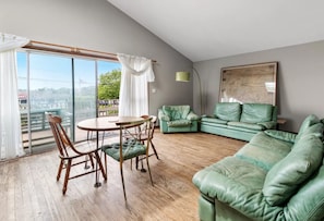 Dining - 5 Bedroom House: Close Walk to Ocean & Bay Beaches, Restaurants & Entertainment (Hampton Bays)