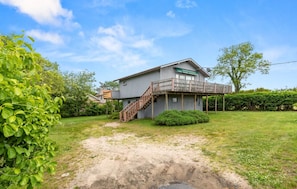 Exterior - 5 Bedroom House: Close Walk to Ocean & Bay Beaches, Restaurants & Entertainment (Hampton Bays)
