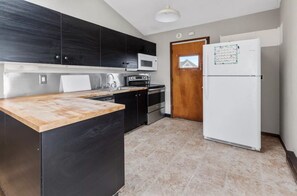 Fridge, microwave, oven, stovetop - 5 Bedroom House: Close Walk to Ocean & Bay Beaches, Restaurants & Entertainment (Hampton Bays)