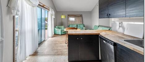 冷蔵庫、電子レンジ、オーブン、コンロ