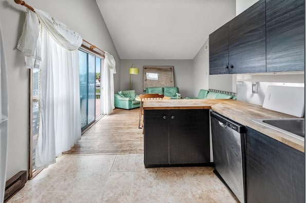 Fridge, microwave, oven, stovetop - 5 Bedroom House: Close Walk to Ocean & Bay Beaches, Restaurants & Entertainment (Hampton Bays)