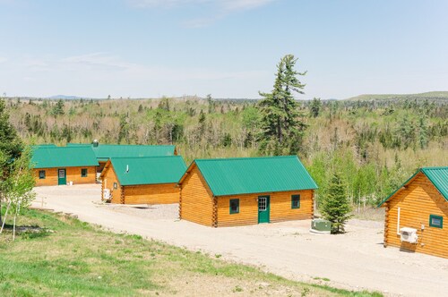 #12 -Flagpole View Cabins-King