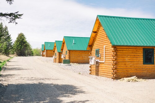 #12 -Flagpole View Cabins-King