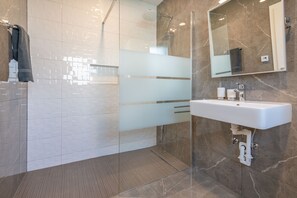 Shower, hair dryer, towels, soap - Fantastische Pool-villa 9 km von Poreč Entfernt (Baderna)