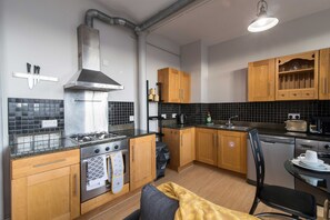 Apartment, 2 Queen Beds | Private kitchen | Fridge, microwave, stovetop, electric kettle