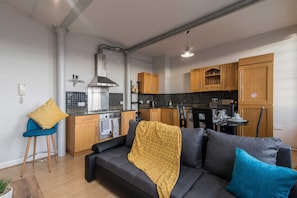 Apartment, 2 Queen Beds | Living room