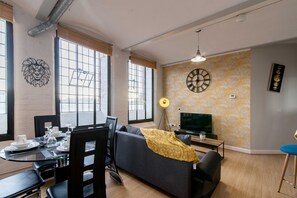 Apartment, 2 Queen Beds | Living room