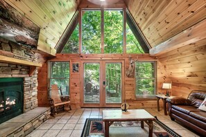 Fernseher, Kamin, Tischfußball