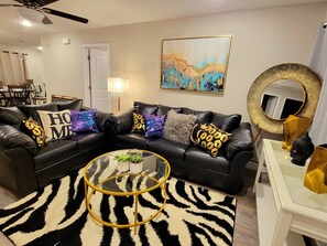 Smart TV, chimenea, libros y impresora 