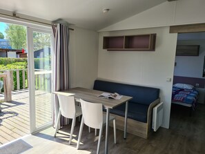 Mobile Classic-Unterkunft, 2 Schlafzimmer | Verdunkelungsvorhänge, kostenloses WLAN