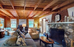 Fernseher, Kamin, DVD-Player, Bücher