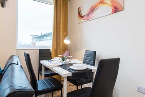 Huoneisto, useita sänkyjä | Yksityinen keittiö | Jääkaappi, mikroaaltouuni, liesi, vedenkeitin