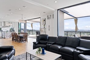 Smart TV, chimenea y futbolito 