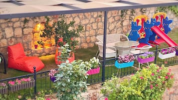 Children’s play area – outdoor