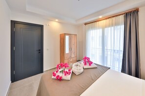 Classic Apartment | Premium bedding, down duvets, Tempur-Pedic beds, desk - Sarisoy Apart (Kas)