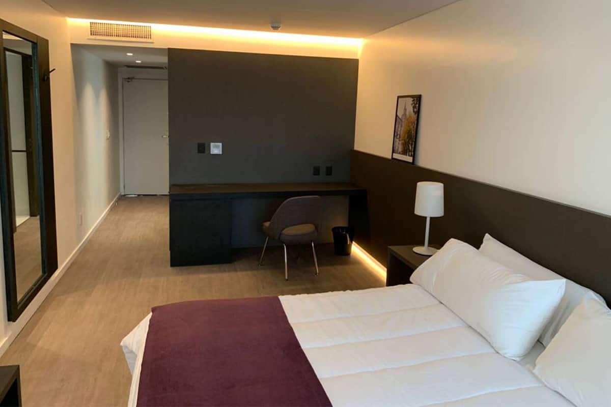 Chambre Classique, 1 trĂšs grand lit, vue ville