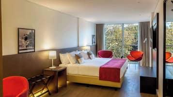 Minibar, caja fuerte, escritorio y cortinas opacas